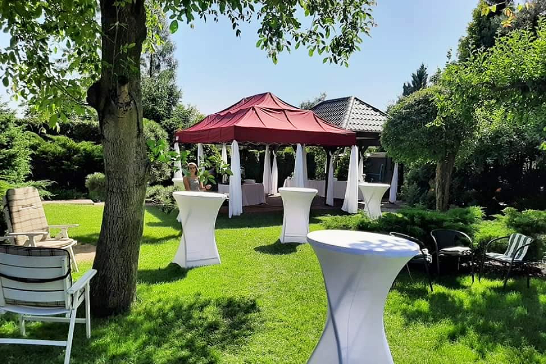 Catering plenerowy w ogrodzie z altaną